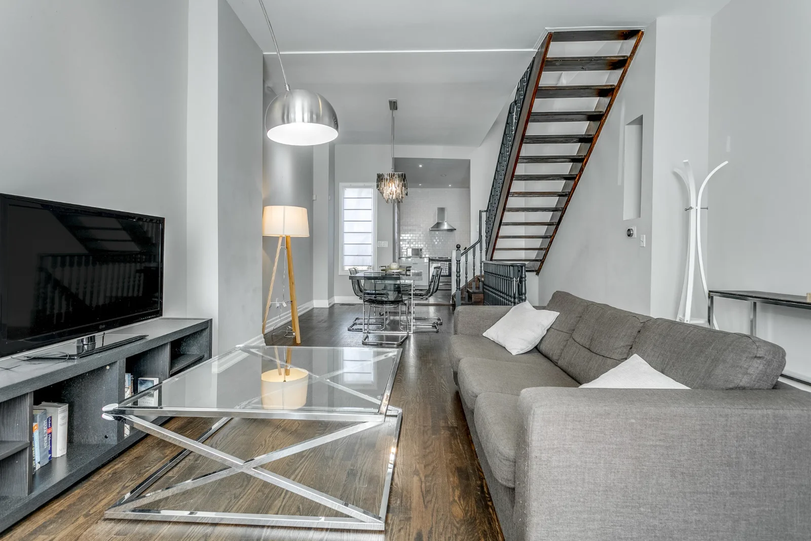 3 Bedroom 1.5 Bathroom Safe Neighbourhood Close To University Health Network And Public Transit (Copy) (Copy)